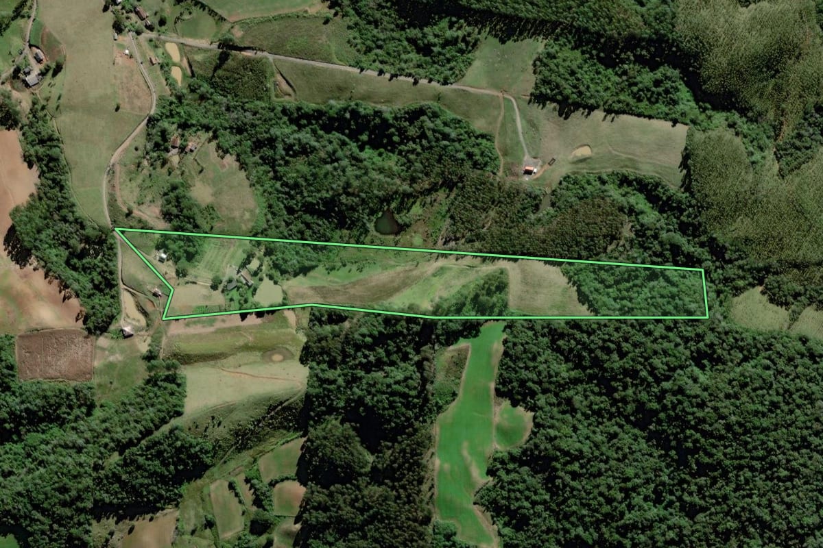 Imagem de satélite do imóvel rural em Pouso Redondo (SC), com o contorno declarado no CAR desenhado por cima.