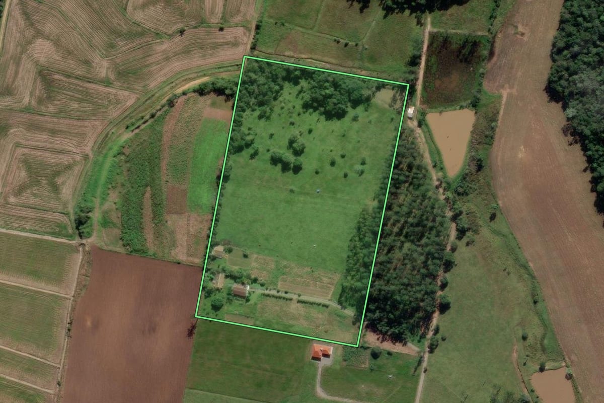 Imagem de satélite do imóvel rural em Pouso Redondo (SC), com o contorno declarado no CAR desenhado por cima.