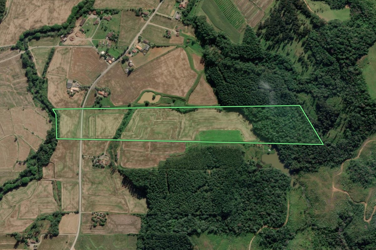 Imagem de satélite do imóvel rural em Pouso Redondo (SC), com o contorno declarado no CAR desenhado por cima.