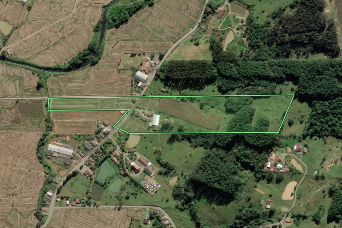 Imagem de satélite do imóvel rural em Pouso Redondo (SC), com o contorno declarado no CAR desenhado por cima.