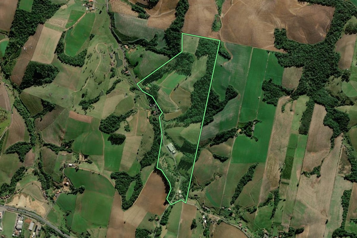 Imagem de satélite do imóvel rural em Pouso Redondo (SC), com o contorno declarado no CAR desenhado por cima.