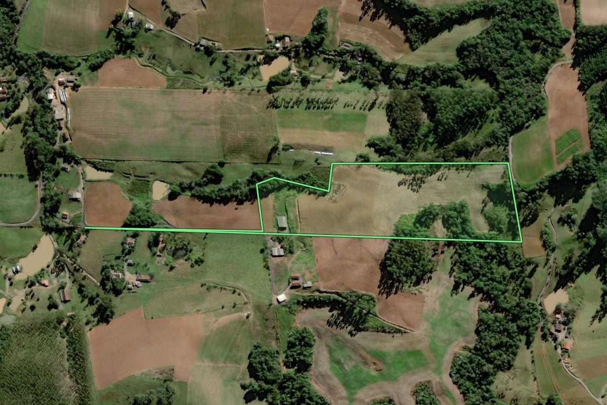 Imagem de satélite do imóvel rural em Pouso Redondo (SC), com o contorno declarado no CAR desenhado por cima.