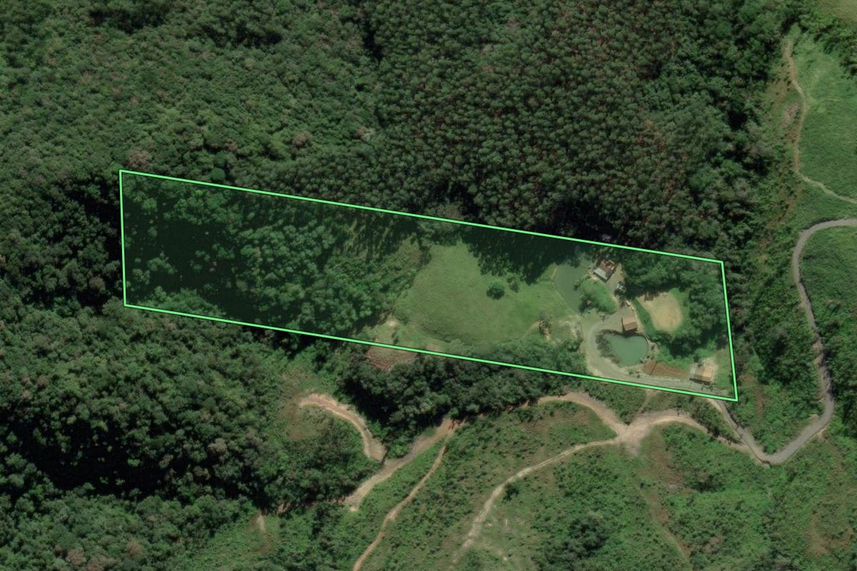 Imagem de satélite do imóvel rural em Pouso Redondo (SC), com o contorno declarado no CAR desenhado por cima.
