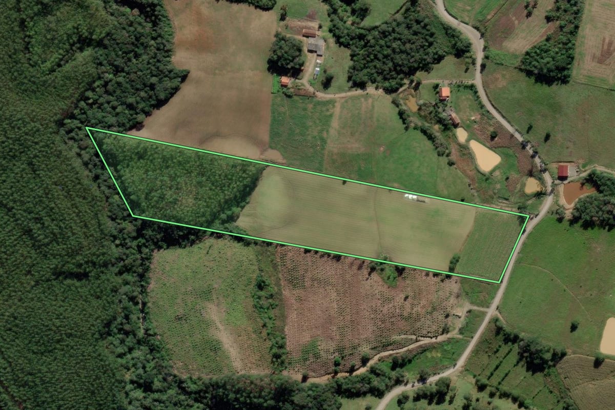 Imagem de satélite do imóvel rural em Pouso Redondo (SC), com o contorno declarado no CAR desenhado por cima.