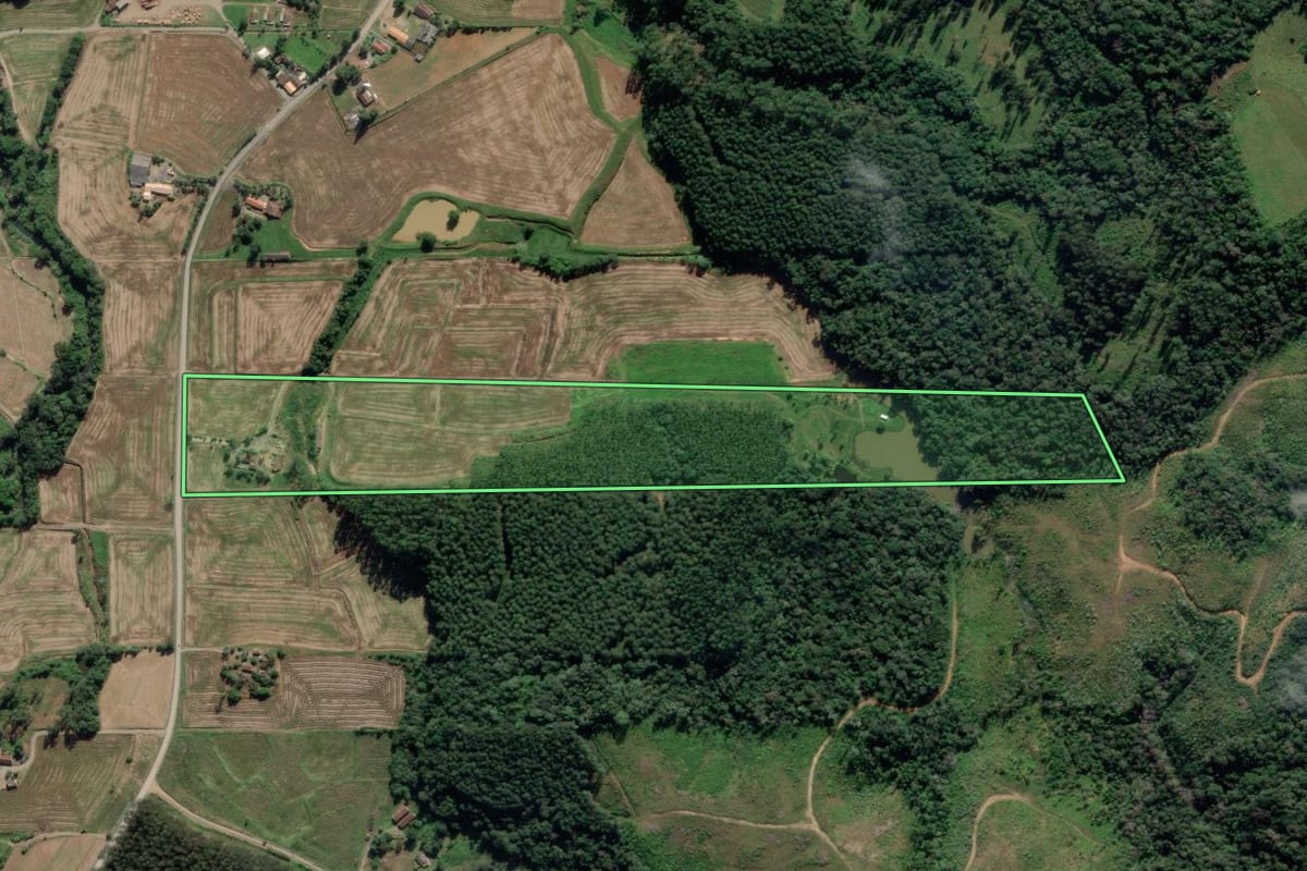 Imagem de satélite do imóvel rural em Pouso Redondo (SC), com o contorno declarado no CAR desenhado por cima.