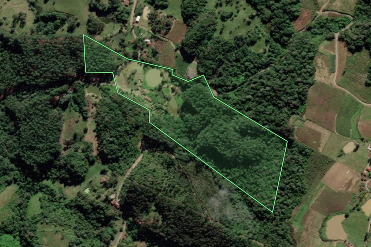 Imagem de satélite do imóvel rural em Pouso Redondo (SC), com o contorno declarado no CAR desenhado por cima.