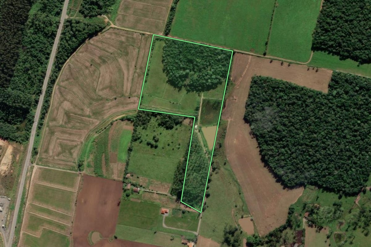 Imagem de satélite do imóvel rural em Pouso Redondo (SC), com o contorno declarado no CAR desenhado por cima.