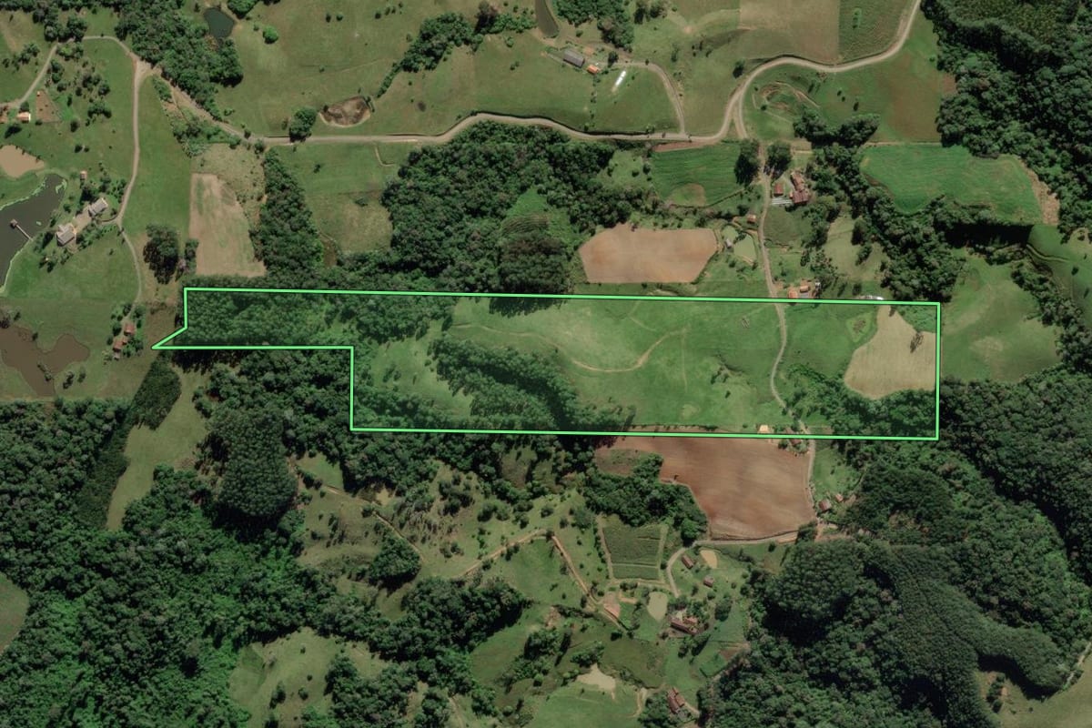 Imagem de satélite do imóvel rural em Pouso Redondo (SC), com o contorno declarado no CAR desenhado por cima.