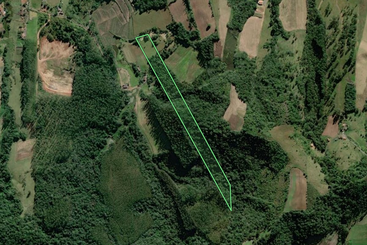 Imagem de satélite do imóvel rural em Pouso Redondo (SC), com o contorno declarado no CAR desenhado por cima.