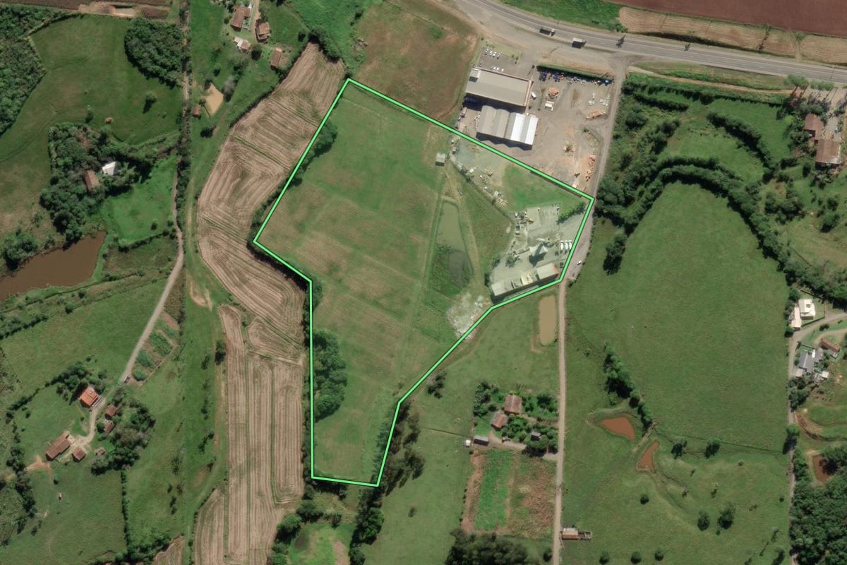 Imagem de satélite do imóvel rural em Pouso Redondo (SC), com o contorno declarado no CAR desenhado por cima.