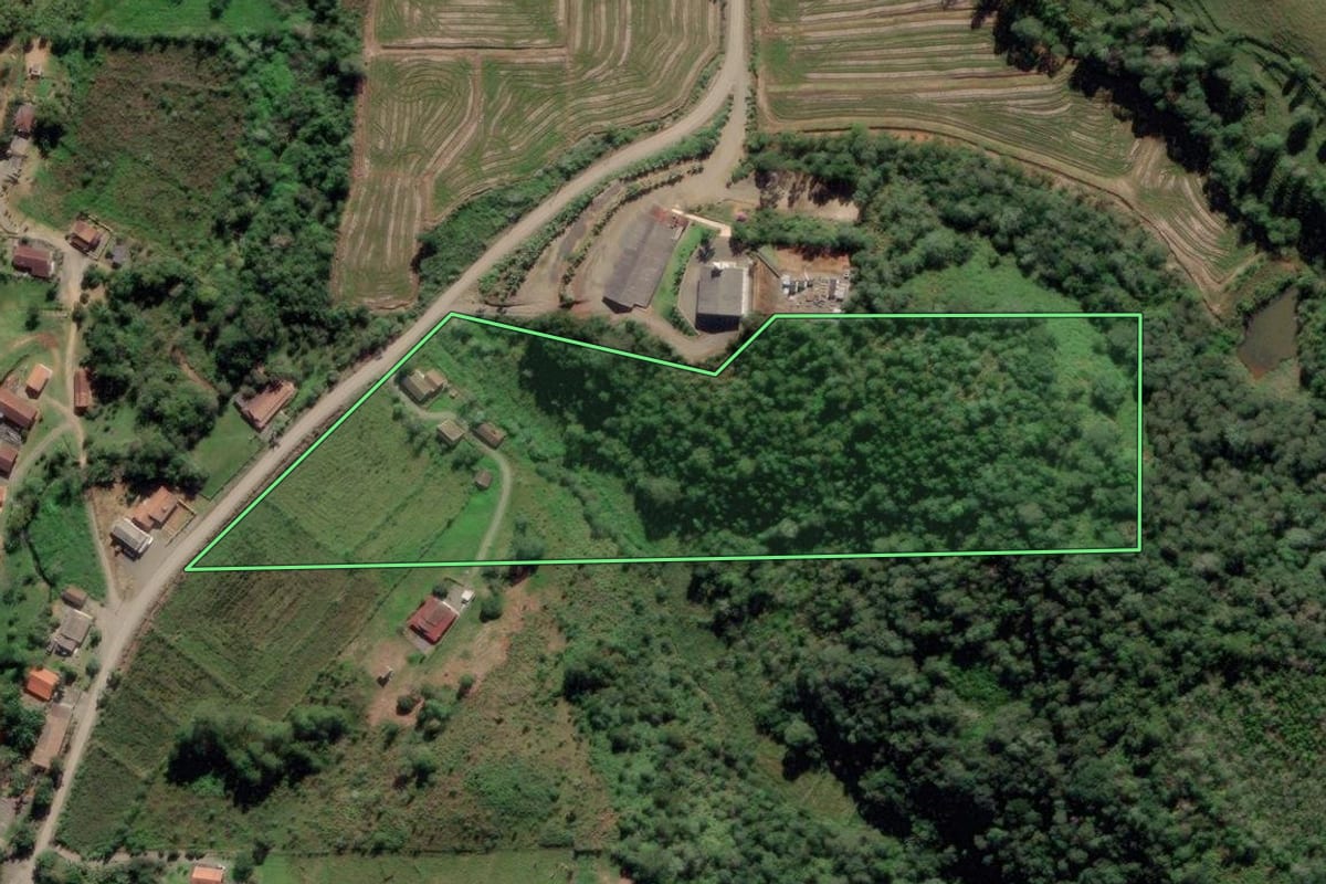 Imagem de satélite do imóvel rural em Pouso Redondo (SC), com o contorno declarado no CAR desenhado por cima.