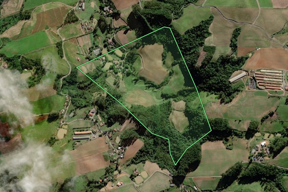 Imagem de satélite do imóvel rural em Pouso Redondo (SC), com o contorno declarado no CAR desenhado por cima.