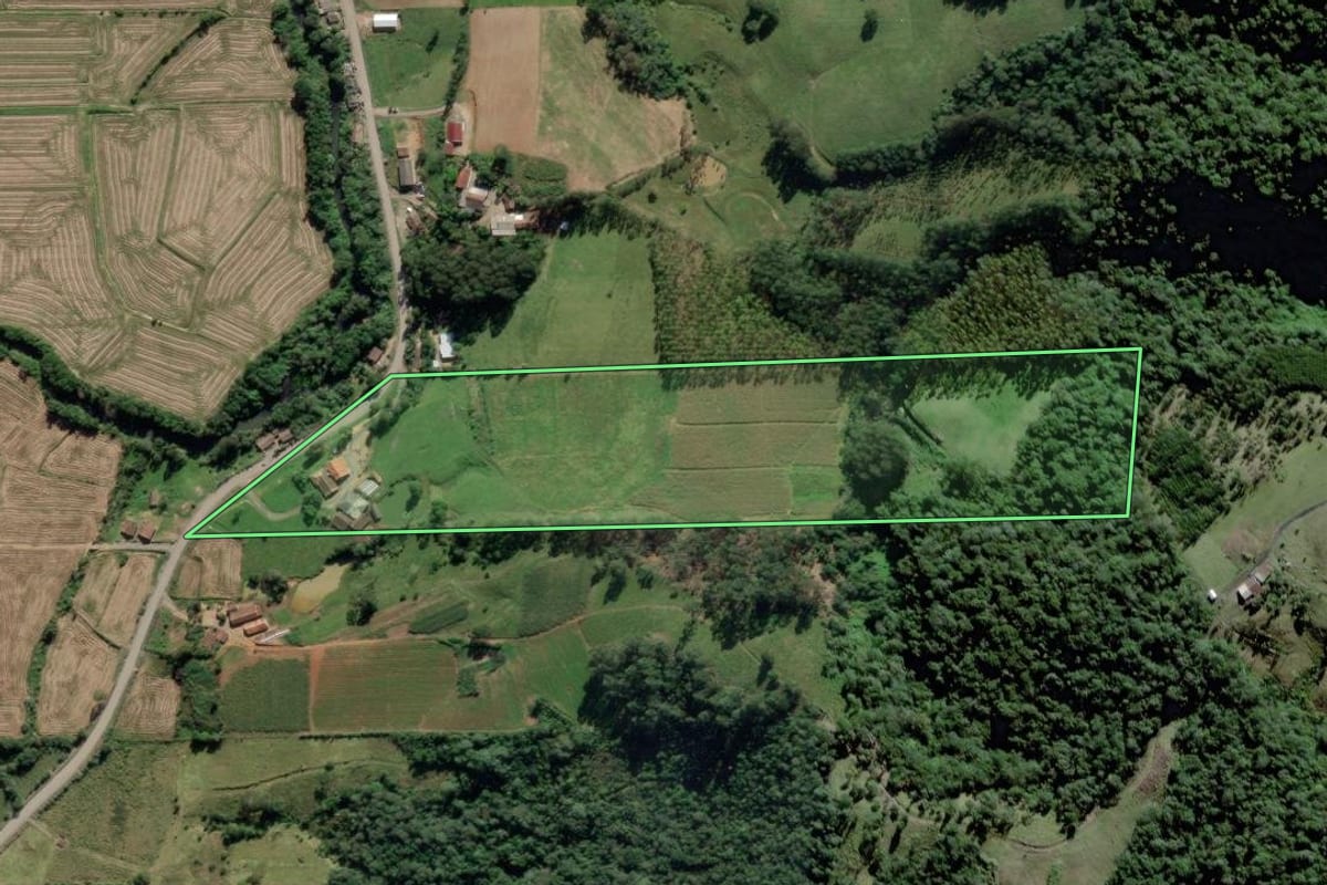 Imagem de satélite do imóvel rural em Pouso Redondo (SC), com o contorno declarado no CAR desenhado por cima.