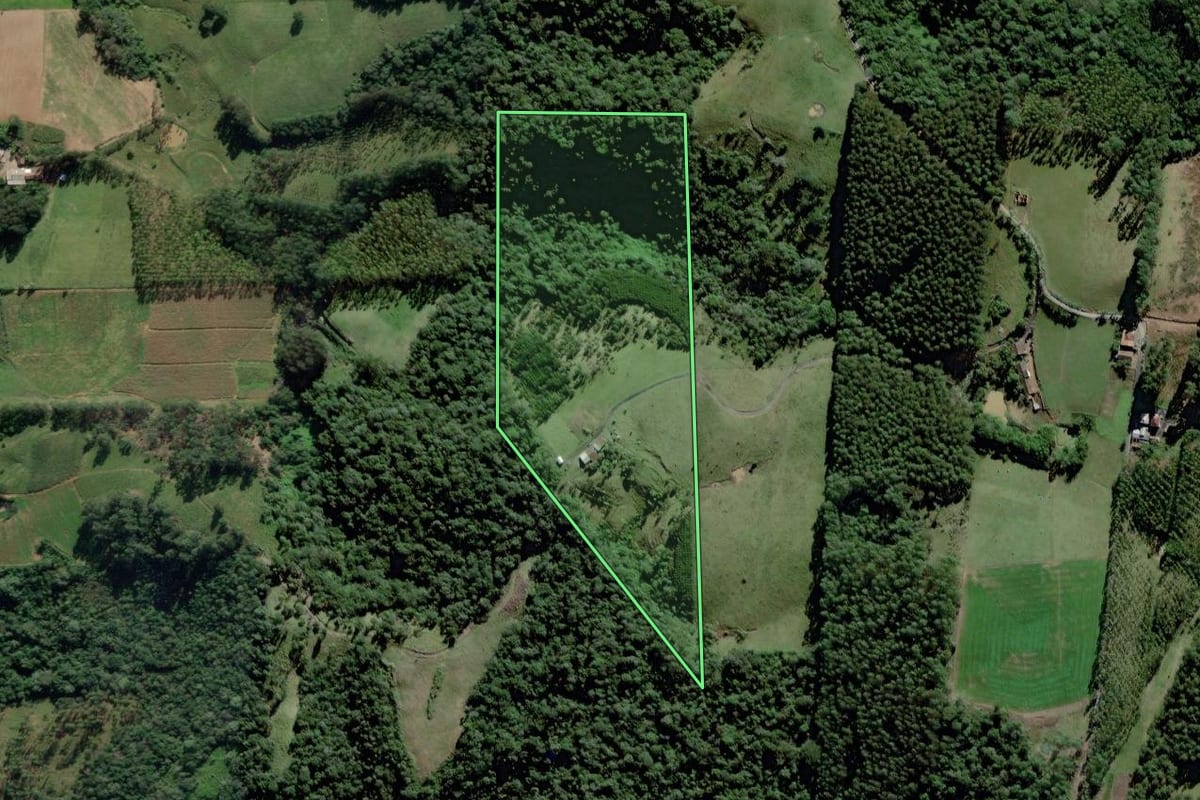Imagem de satélite do imóvel rural em Pouso Redondo (SC), com o contorno declarado no CAR desenhado por cima.