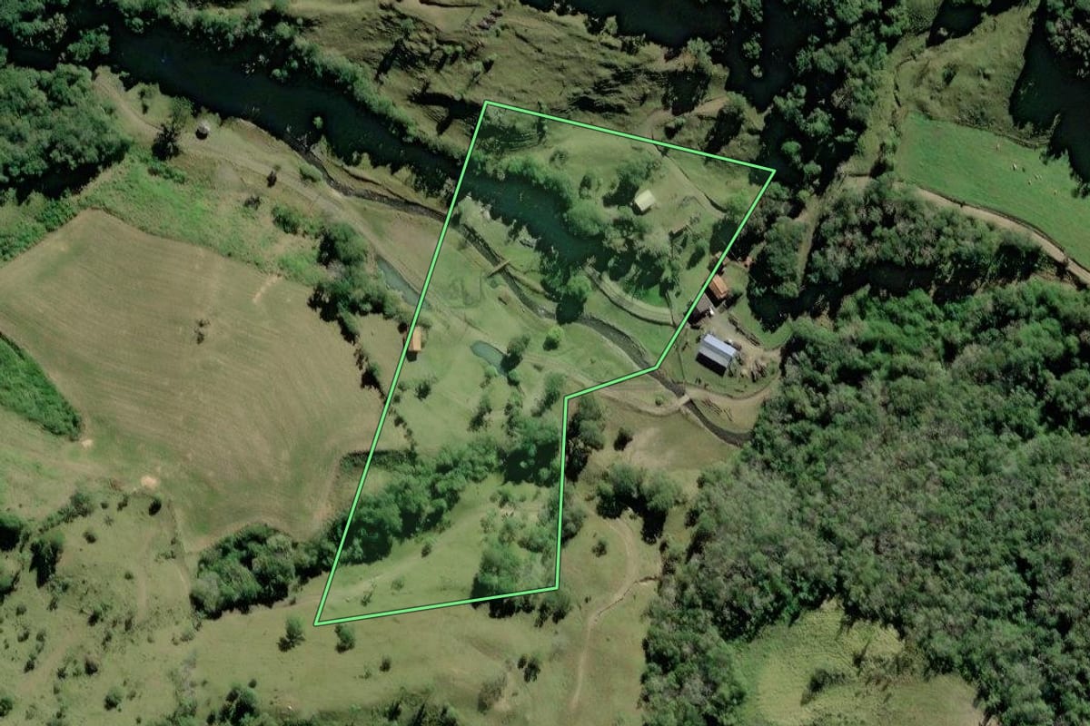 Imagem de satélite do imóvel rural em Pouso Redondo (SC), com o contorno declarado no CAR desenhado por cima.