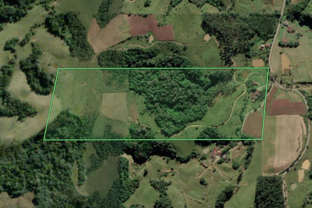 Imagem de satélite do imóvel rural em Pouso Redondo (SC), com o contorno declarado no CAR desenhado por cima.