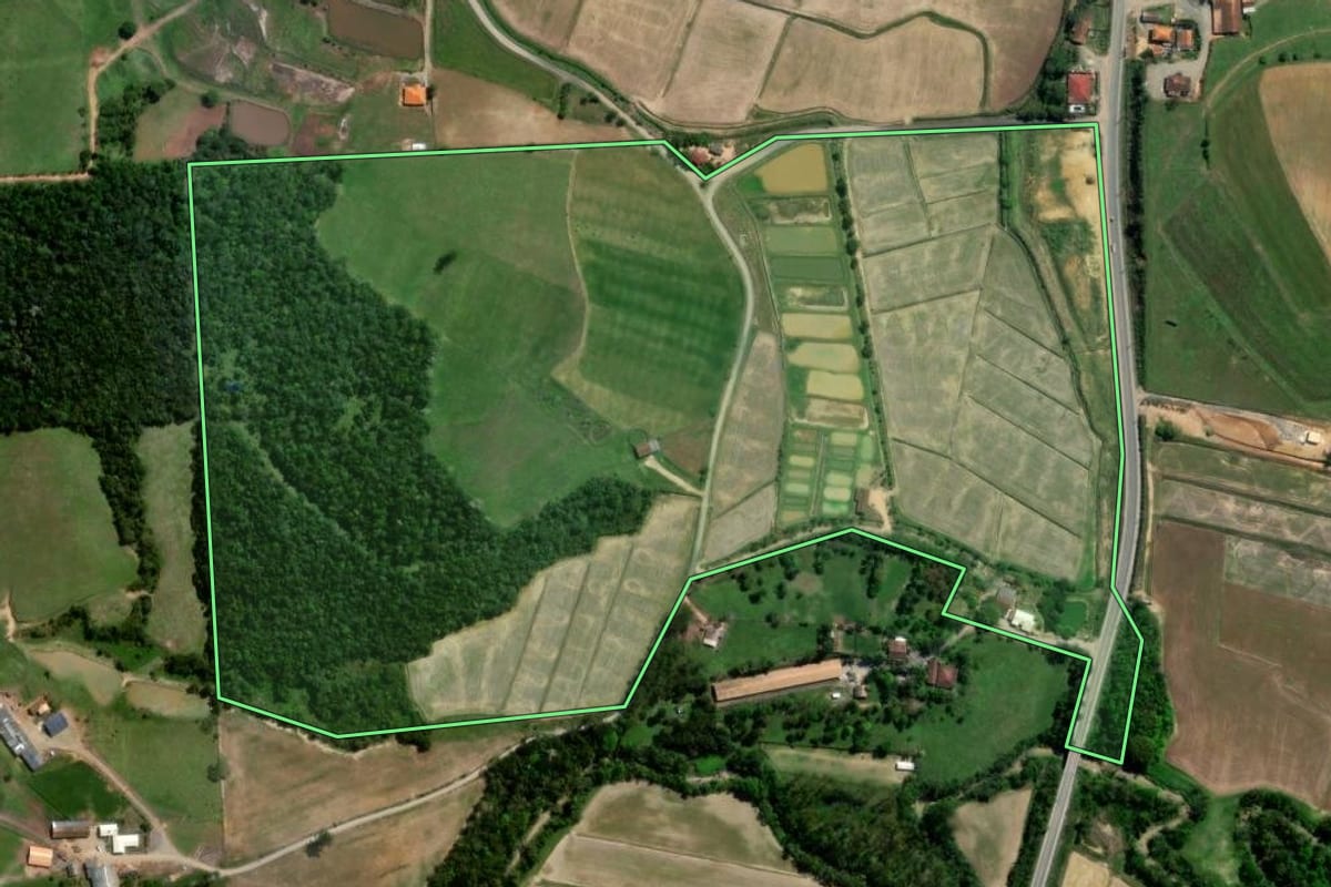 Imagem de satélite do imóvel rural em Pouso Redondo (SC), com o contorno declarado no CAR desenhado por cima.