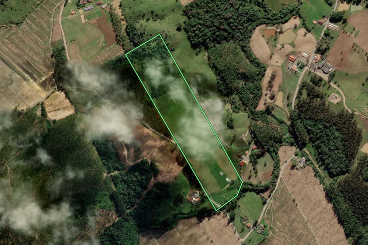 Imagem de satélite do imóvel rural em Pouso Redondo (SC), com o contorno declarado no CAR desenhado por cima.