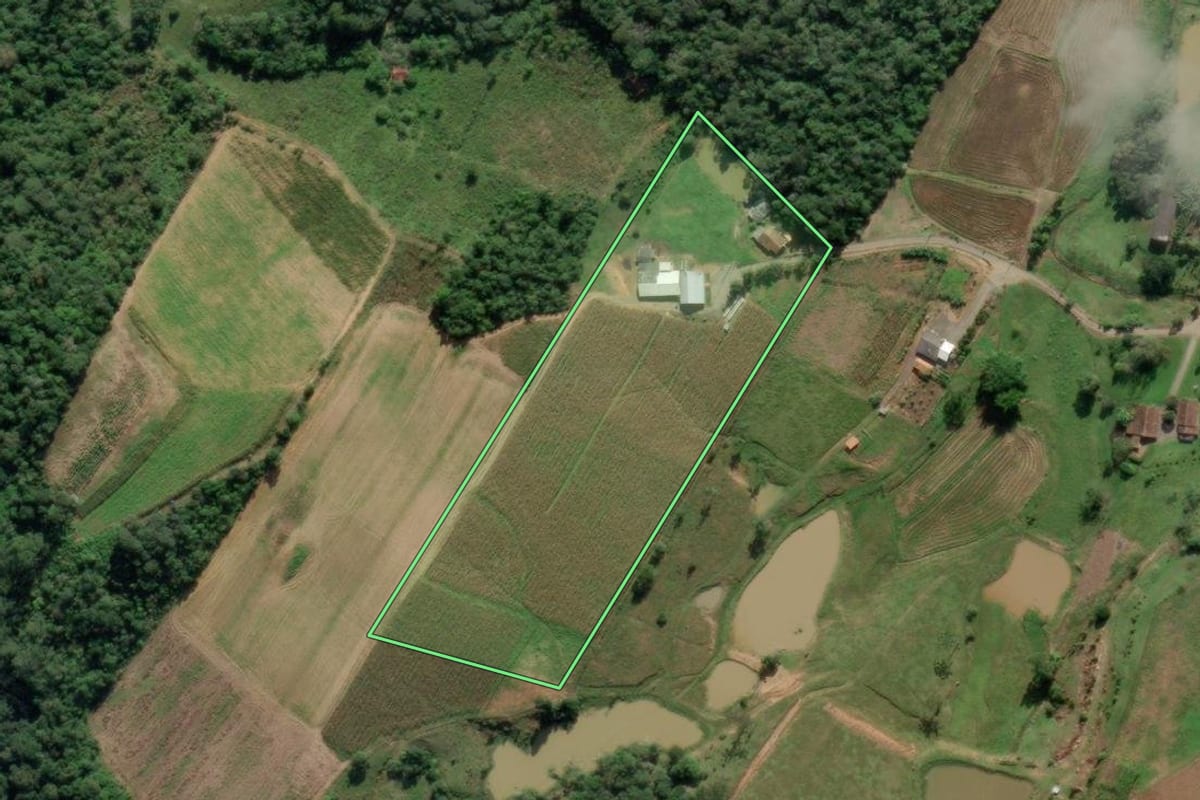 Imagem de satélite do imóvel rural em Pouso Redondo (SC), com o contorno declarado no CAR desenhado por cima.