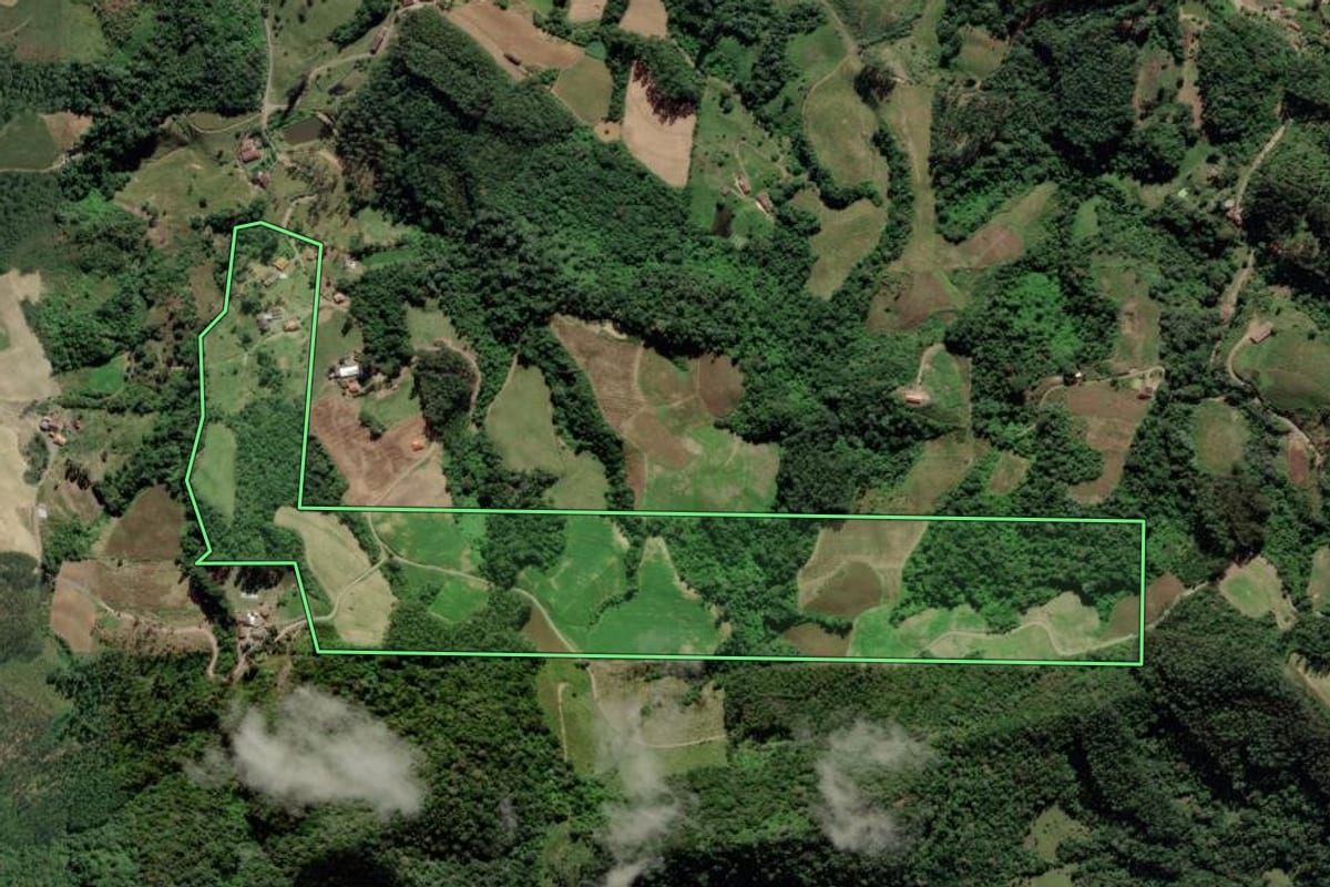 Imagem de satélite do imóvel rural em Pouso Redondo (SC), com o contorno declarado no CAR desenhado por cima.
