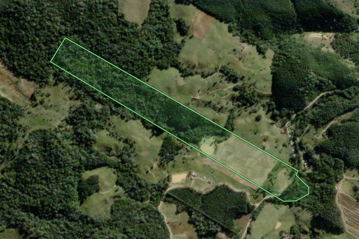 Imagem de satélite do imóvel rural em Pouso Redondo (SC), com o contorno declarado no CAR desenhado por cima.