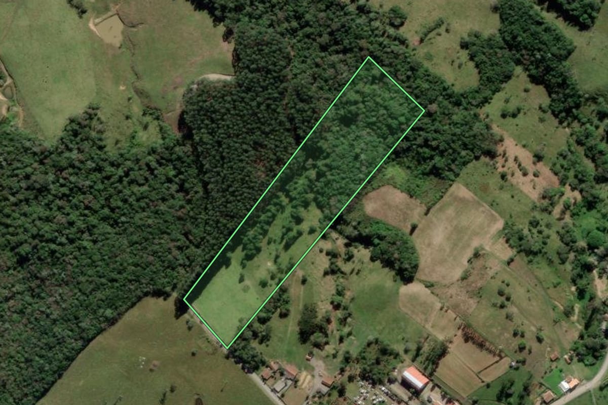 Imagem de satélite do imóvel rural em Pouso Redondo (SC), com o contorno declarado no CAR desenhado por cima.