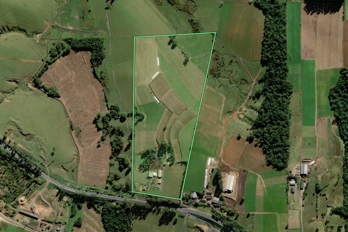Imagem de satélite do imóvel rural em Pouso Redondo (SC), com o contorno declarado no CAR desenhado por cima.