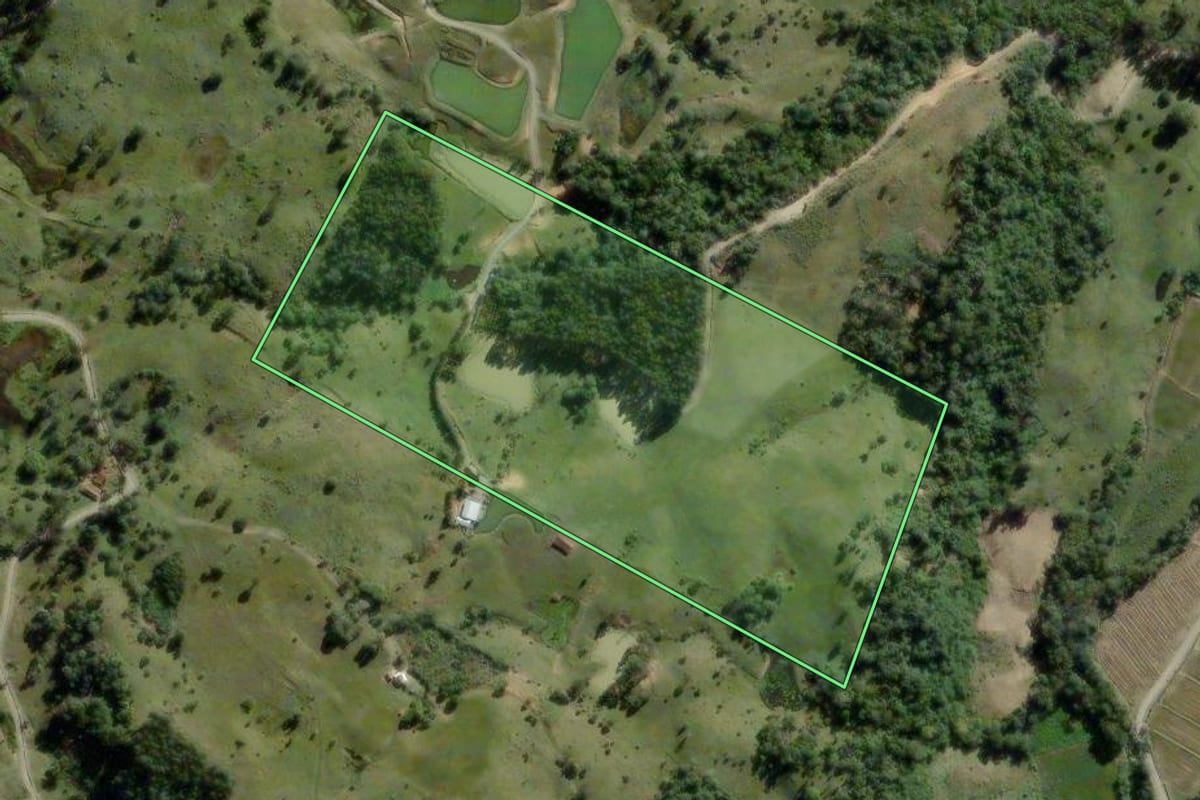 Imagem de satélite do imóvel rural em Pouso Redondo (SC), com o contorno declarado no CAR desenhado por cima.
