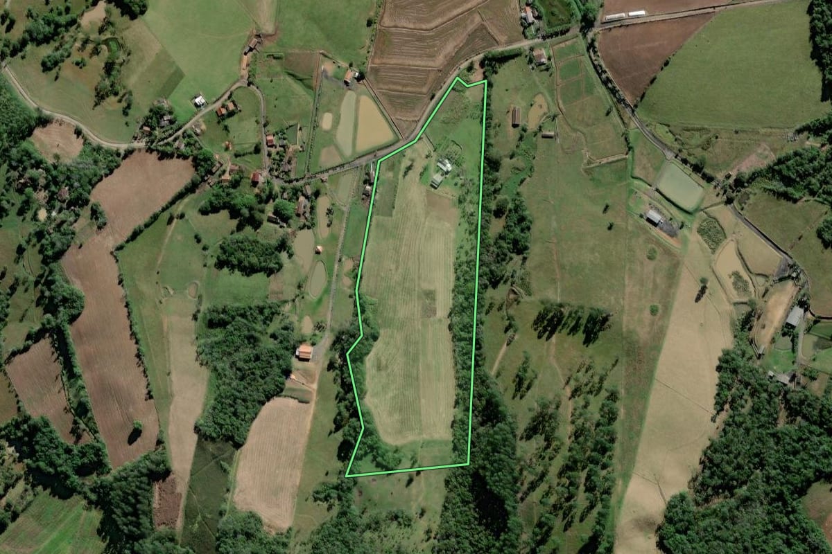 Imagem de satélite do imóvel rural em Pouso Redondo (SC), com o contorno declarado no CAR desenhado por cima.