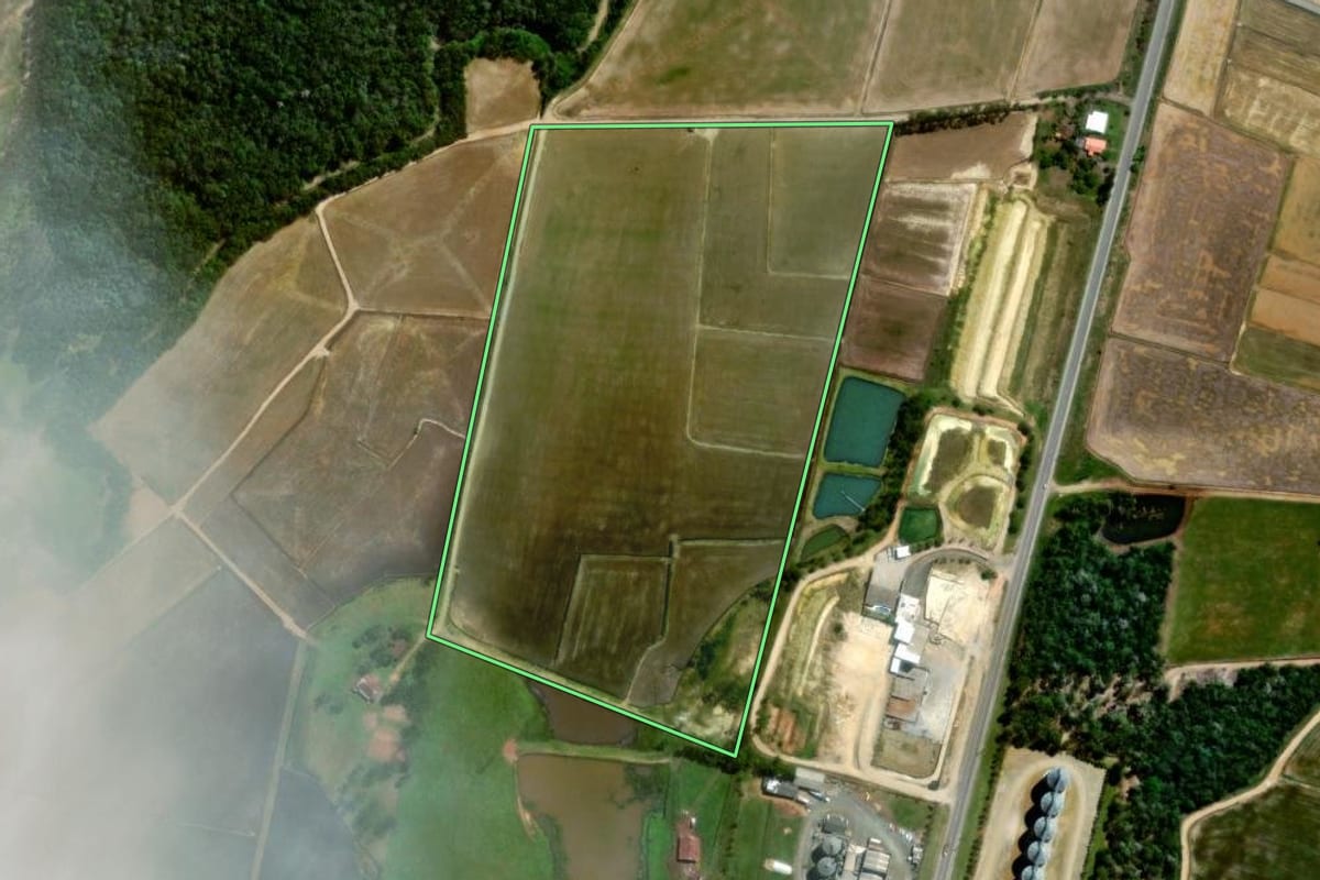 Imagem de satélite do imóvel rural em Pouso Redondo (SC), com o contorno declarado no CAR desenhado por cima.