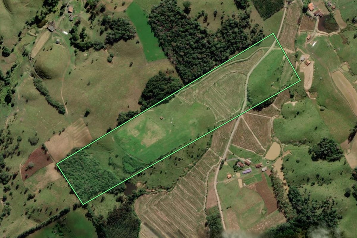 Imagem de satélite do imóvel rural em Pouso Redondo (SC), com o contorno declarado no CAR desenhado por cima.