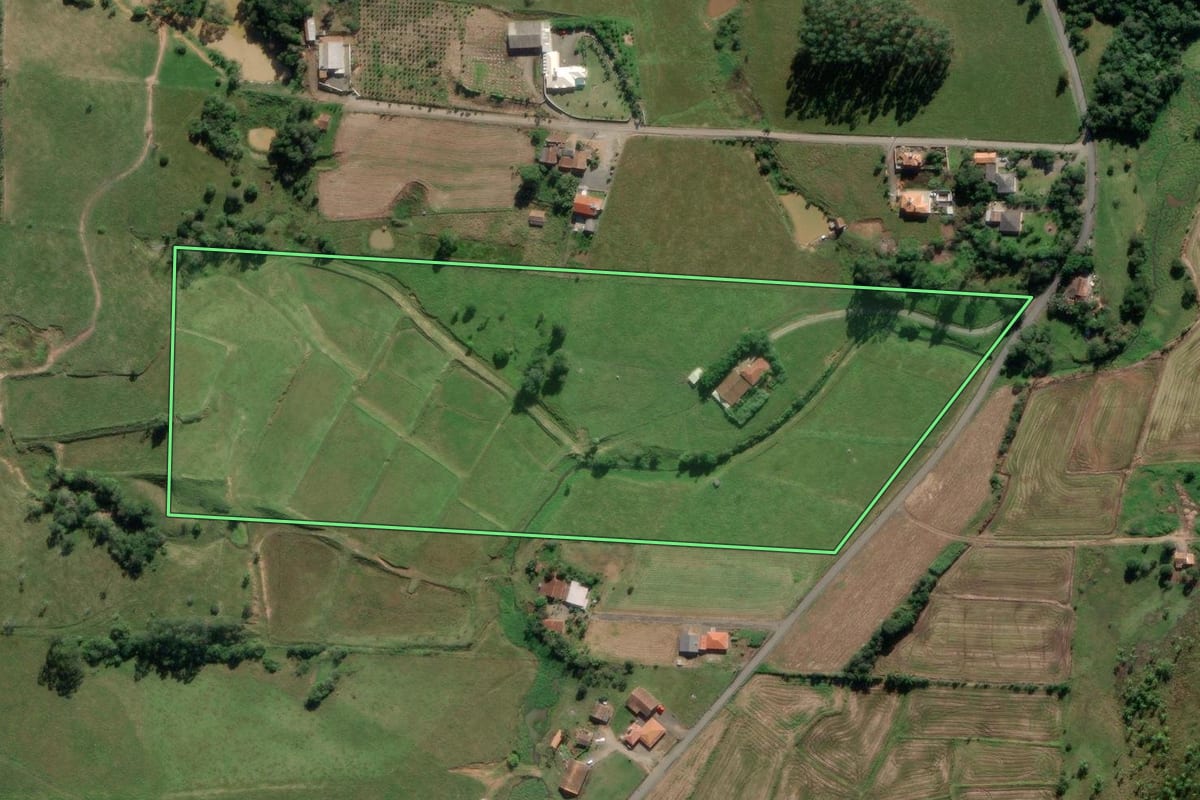 Imagem de satélite do imóvel rural em Pouso Redondo (SC), com o contorno declarado no CAR desenhado por cima.