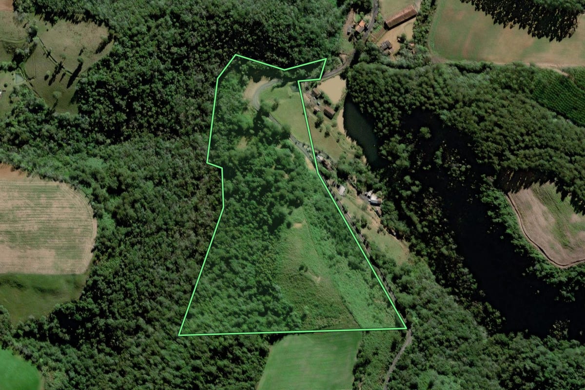 Imagem de satélite do imóvel rural em Pouso Redondo (SC), com o contorno declarado no CAR desenhado por cima.
