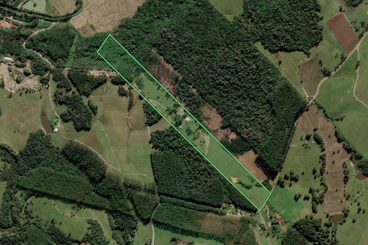 Imagem de satélite do imóvel rural em Pouso Redondo (SC), com o contorno declarado no CAR desenhado por cima.