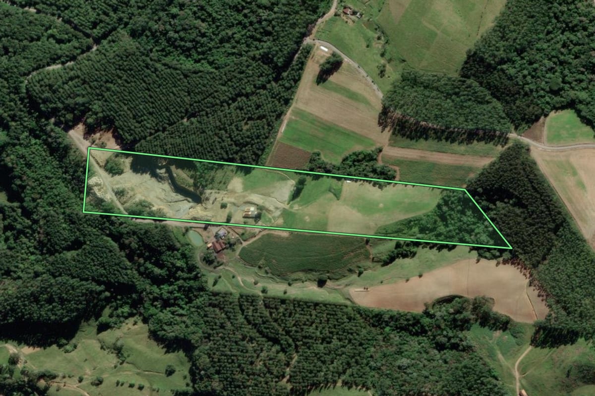 Imagem de satélite do imóvel rural em Pouso Redondo (SC), com o contorno declarado no CAR desenhado por cima.