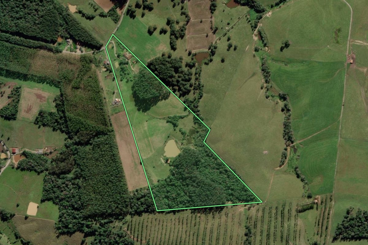 Imagem de satélite do imóvel rural em Pouso Redondo (SC), com o contorno declarado no CAR desenhado por cima.