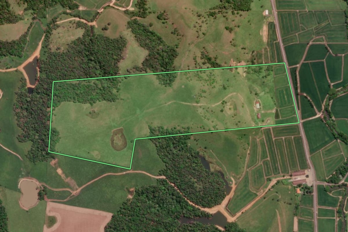 Imagem de satélite do imóvel rural em Pouso Redondo (SC), com o contorno declarado no CAR desenhado por cima.