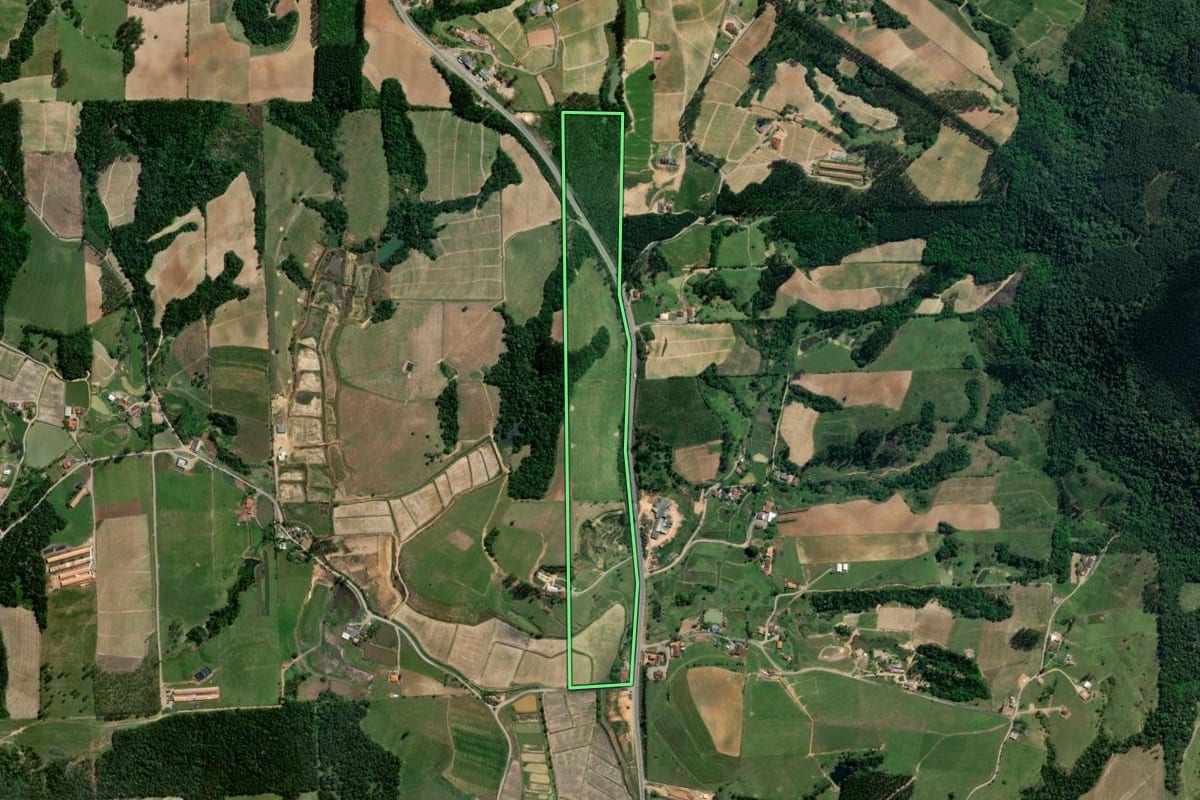 Imagem de satélite do imóvel rural em Pouso Redondo (SC), com o contorno declarado no CAR desenhado por cima.