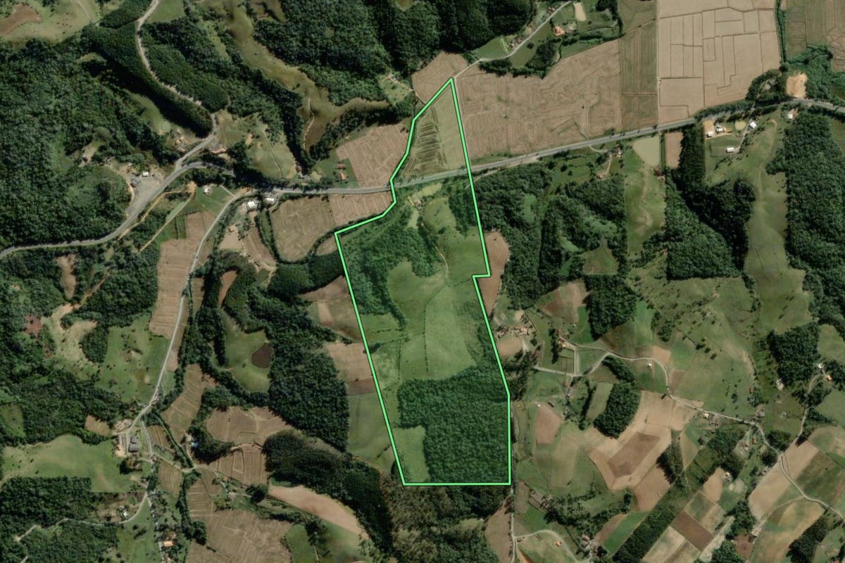 Imagem de satélite do imóvel rural em Pouso Redondo (SC), com o contorno declarado no CAR desenhado por cima.