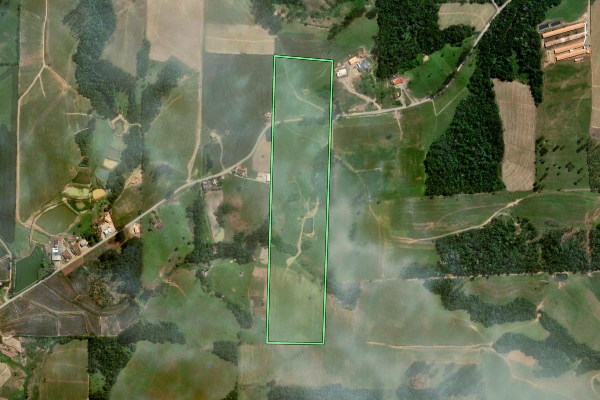 Imagem de satélite do imóvel rural em Pouso Redondo (SC), com o contorno declarado no CAR desenhado por cima.