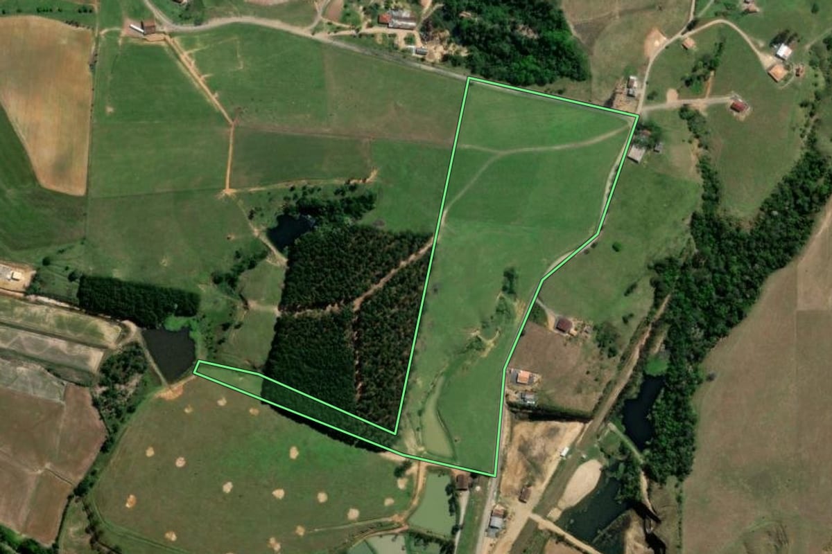 Imagem de satélite do imóvel rural em Pouso Redondo (SC), com o contorno declarado no CAR desenhado por cima.