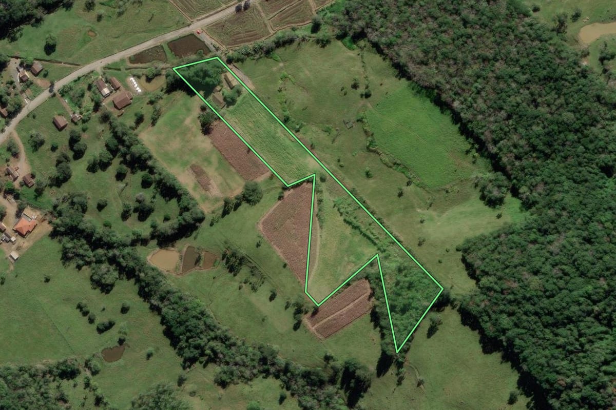 Imagem de satélite do imóvel rural em Pouso Redondo (SC), com o contorno declarado no CAR desenhado por cima.