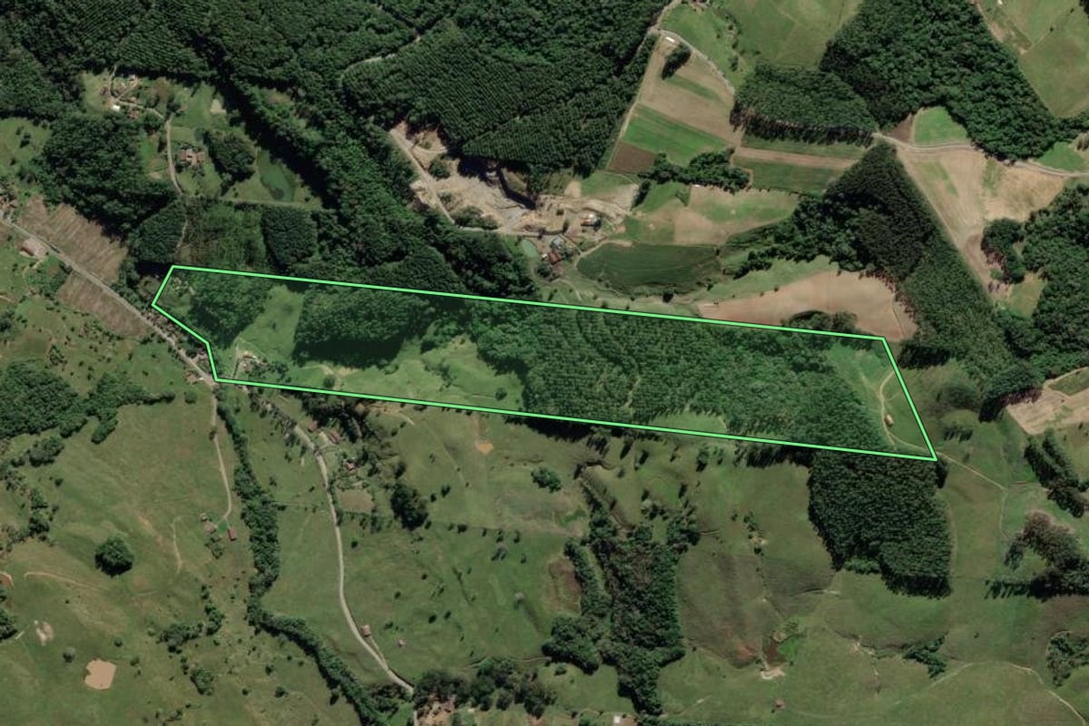 Imagem de satélite do imóvel rural em Pouso Redondo (SC), com o contorno declarado no CAR desenhado por cima.