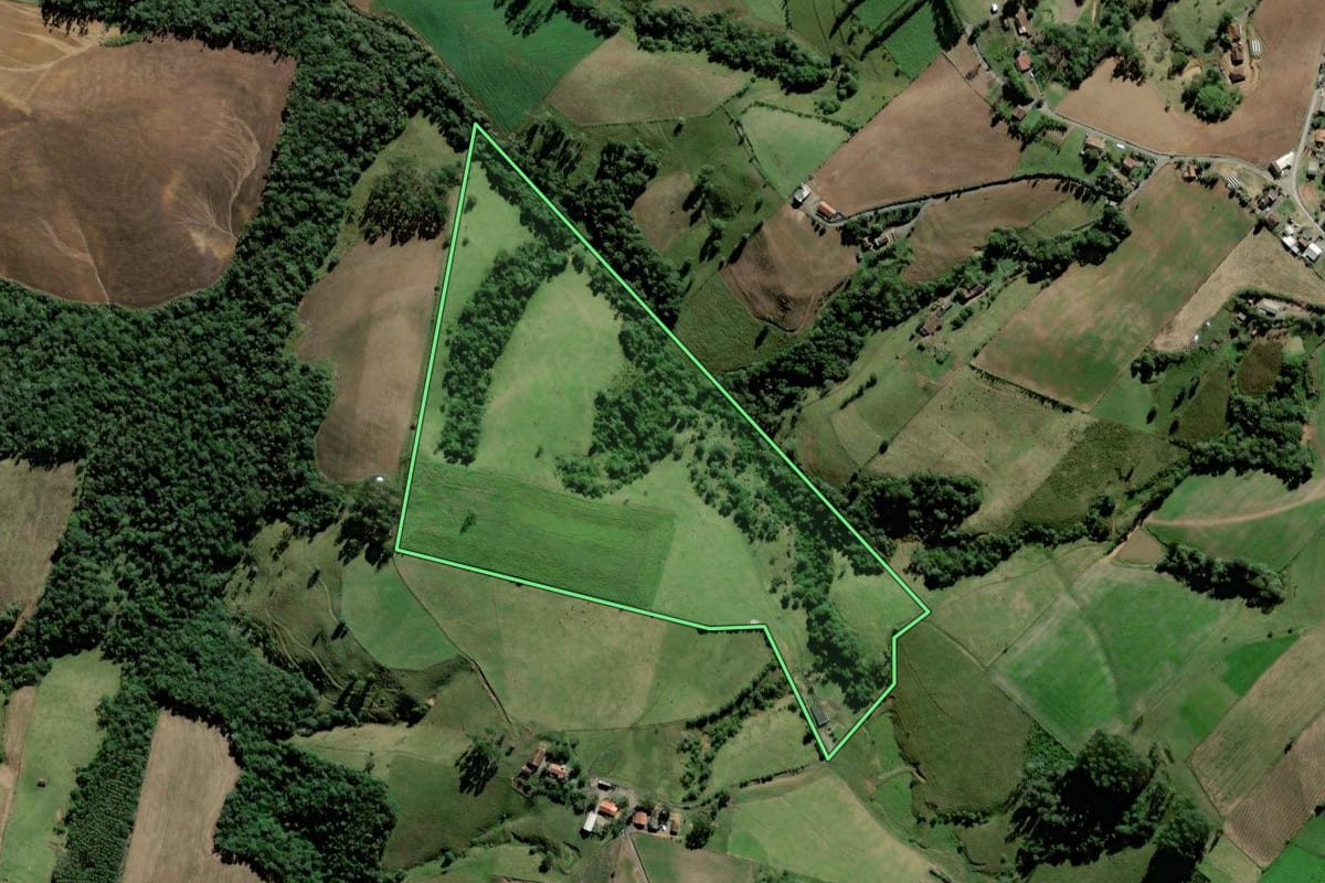 Imagem de satélite do imóvel rural em Pouso Redondo (SC), com o contorno declarado no CAR desenhado por cima.