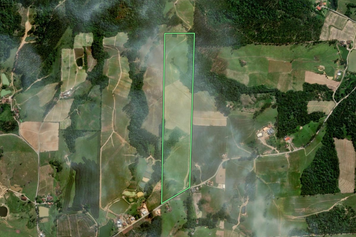 Imagem de satélite do imóvel rural em Pouso Redondo (SC), com o contorno declarado no CAR desenhado por cima.
