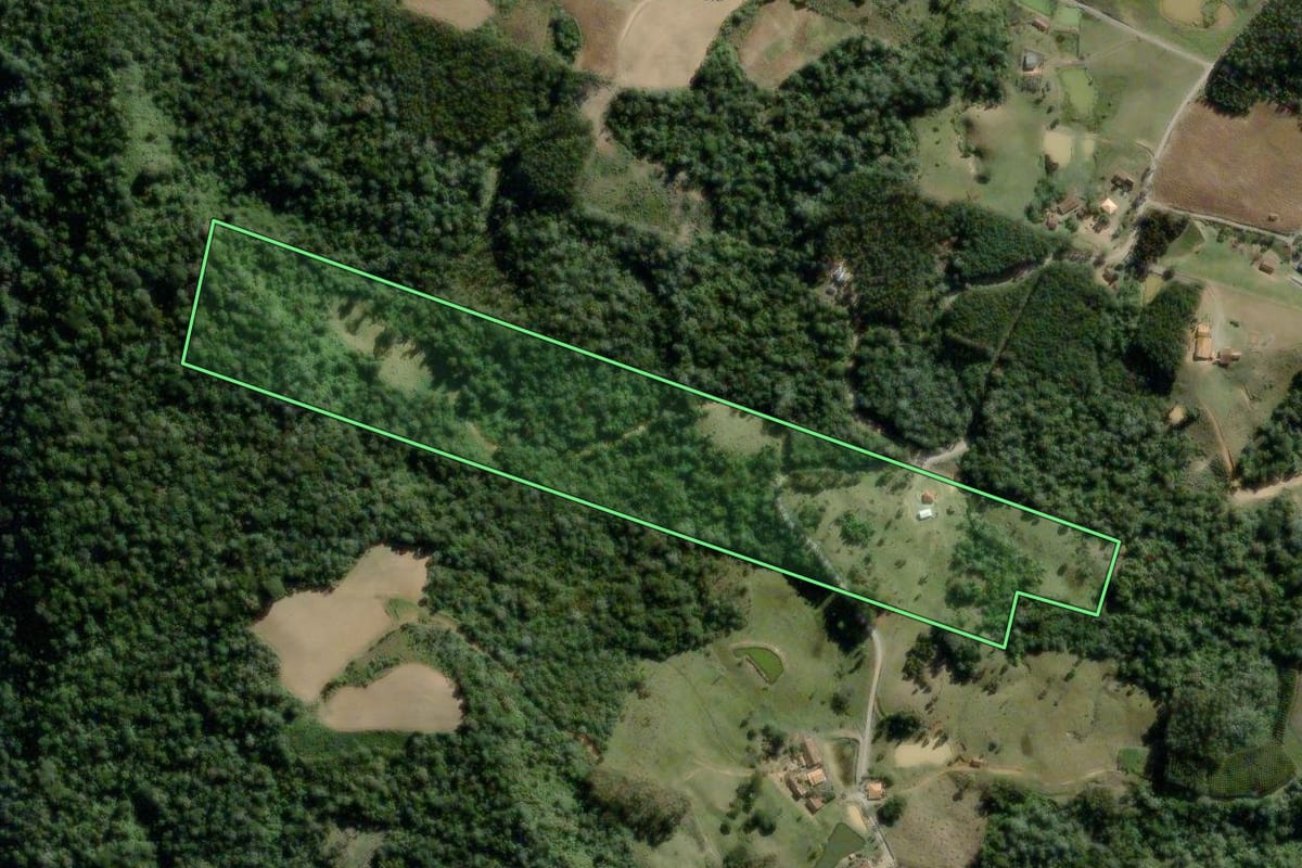 Imagem de satélite do imóvel rural em Pouso Redondo (SC), com o contorno declarado no CAR desenhado por cima.