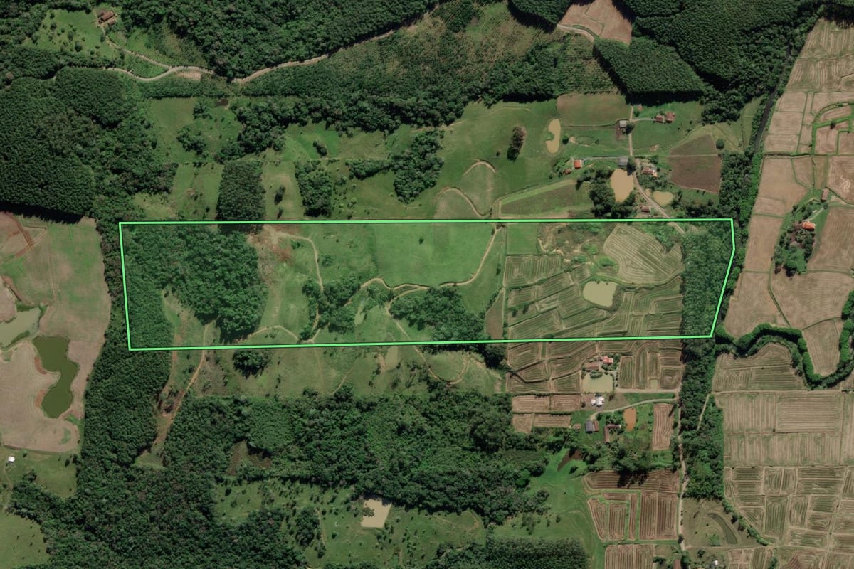 Imagem de satélite do imóvel rural em Pouso Redondo (SC), com o contorno declarado no CAR desenhado por cima.