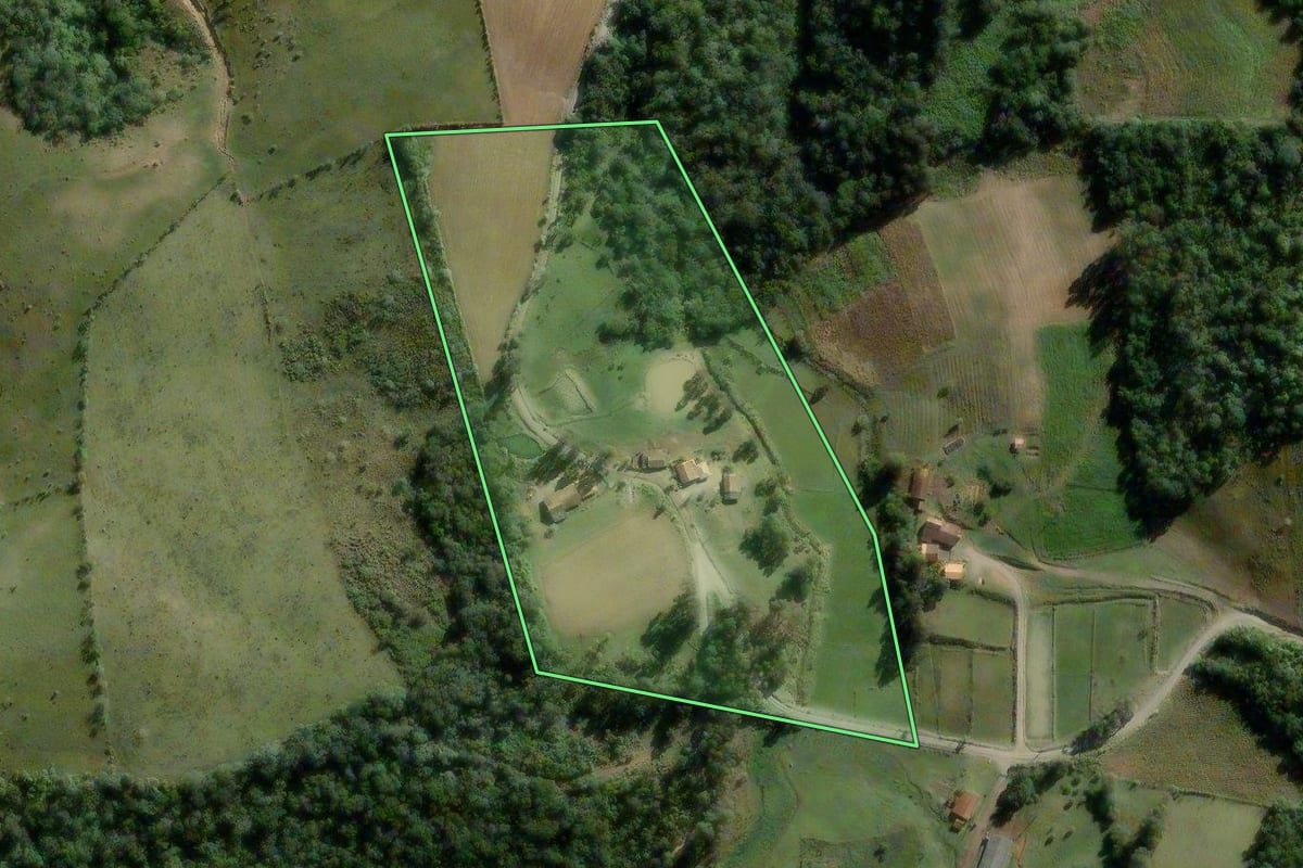 Imagem de satélite do imóvel rural em Pouso Redondo (SC), com o contorno declarado no CAR desenhado por cima.