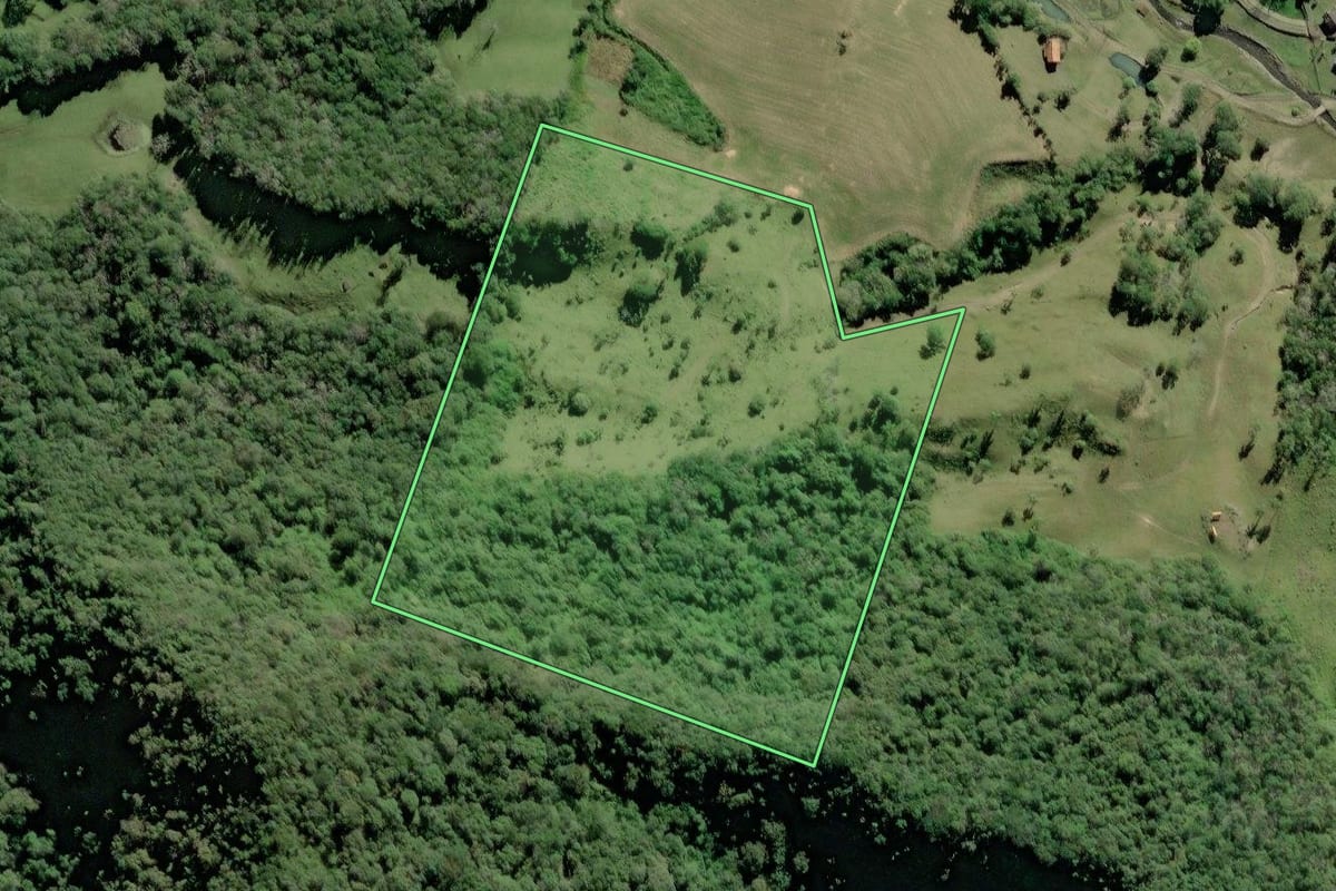 Imagem de satélite do imóvel rural em Pouso Redondo (SC), com o contorno declarado no CAR desenhado por cima.