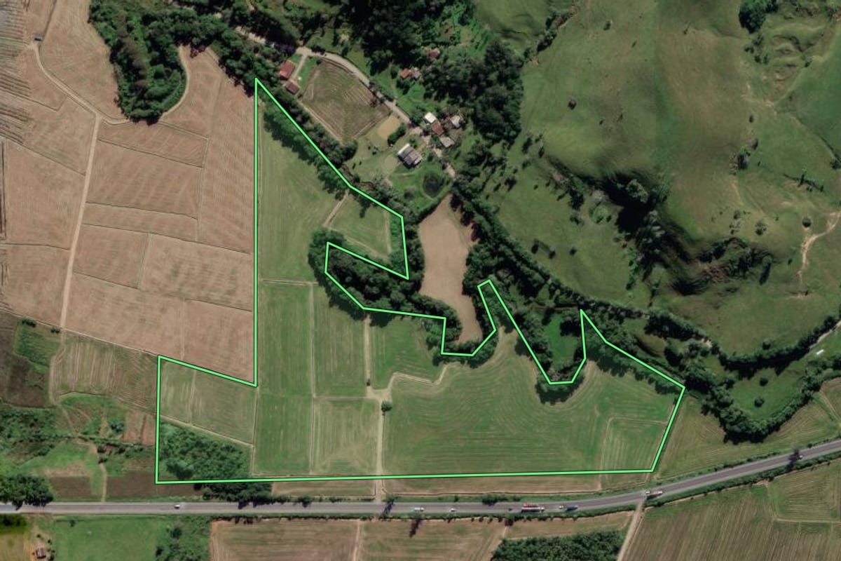 Imagem de satélite do imóvel rural em Pouso Redondo (SC), com o contorno declarado no CAR desenhado por cima.